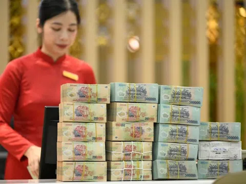 Lý do tiền ùn ùn đổ vào ngân hàng bất chấp lãi suất giảm mạnh