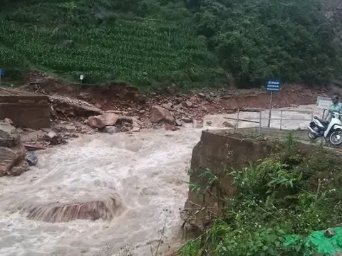 Lào Cai: Lũ ống cuốn trôi cầu dân sinh, chia cắt 3 thôn ở xã vùng cao Y Tý