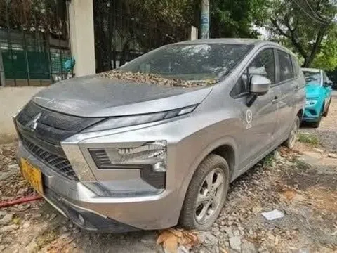 Chiếc ô tô đỗ bên lề đường TP. HCM suốt 1 năm: Thân xe phủ bụi, bám đầy lá cây, chủ xe lần đầu nói nguyên nhân