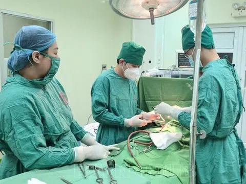 Cứu sống cụ bà 78 tuổi xuất huyết tiêu hóa nguy kịch