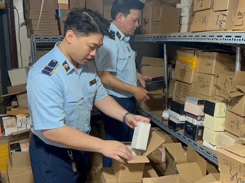 Hà Nội: Phát hiện kho hàng nghi giả nước hoa thương hiệu nổi tiếng giữa phố cổ