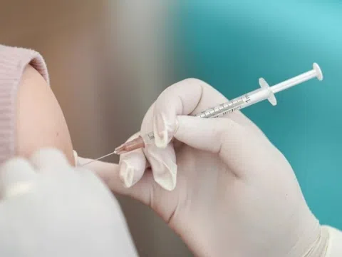 CDC dừng khuyến nghị tiêm vaccine COVID-19 định kỳ cho trẻ em khỏe mạnh và phụ nữ mang thai: Động thái gây tranh vãi từ chính quyền Trump