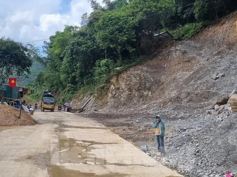 Đường bê tông 80 tỷ đồng ở Hòa Bình chưa làm xong đã xuất hiện nhiều vết nứt