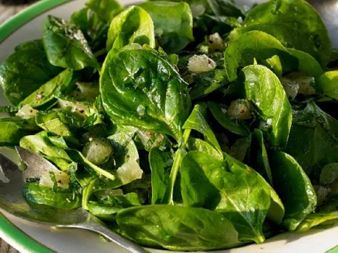 Loại rau được báo Mỹ hết lời ca ngợi: Nông dân Việt trồng đầy ruộng, bổ từ thân đến lá