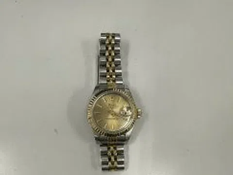 Sân bay Tân Sơn Nhất tìm người bỏ quên đồng hồ "logo Rolex", giày "có chữ Versace"
