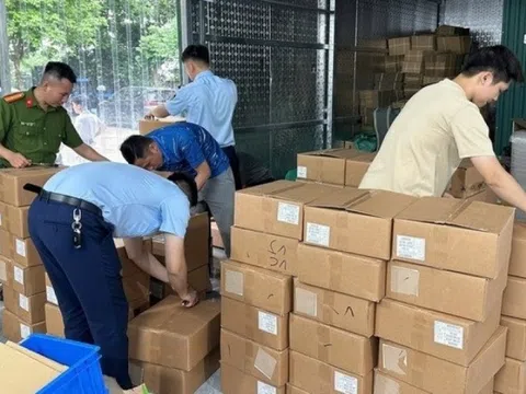 Đột kích kho hơn 5.000 lọ mỹ phẩm nhập lậu giấu trong trường mầm non cũ tại Hà Nội