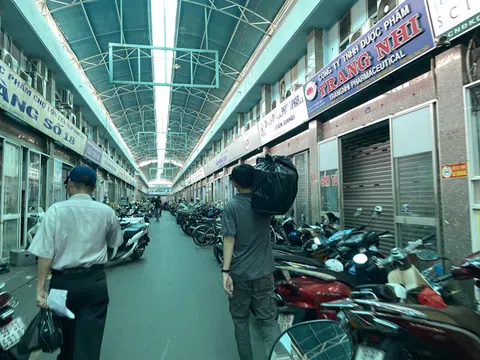 Khung cảnh lạ lùng tại chợ thuốc quận 10 - TP.HCM: Hàng loạt quầy cửa đóng then cài, 1 chủ hiệu thuốc phải thốt lên điều khó hiểu