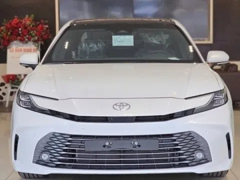 Toyota Camry ‘chơi lớn’ giảm giá gần 100 triệu đồng tại đại lý: Rẻ nhất chỉ còn 1,1 tỷ đồng nhưng người mua xe phải ‘đánh đổi’