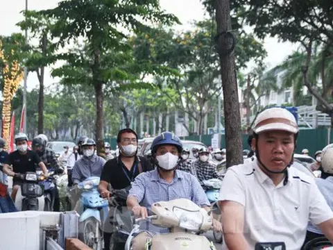 Rào một phần đường gom Đại lộ Thăng Long, xe máy tràn lên vỉa hè tránh ùn tắc
