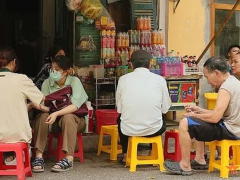 Bà bán trà đá đầu phố kiếm được 300.000 đồng/ngày, có phải nộp thuế không?