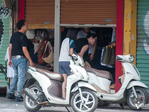 Cửa hàng ở Hoàn Kiếm, Ba Đình buôn bán kiểu lạ lùng, khách luồn qua khe cửa
