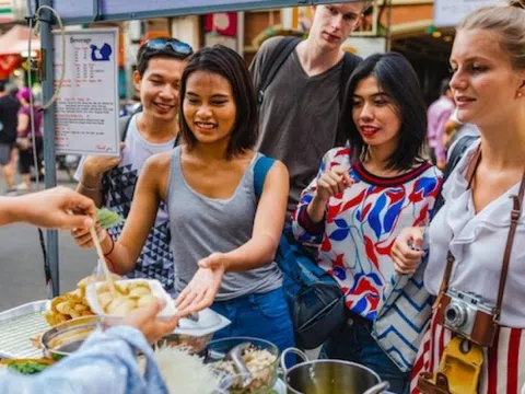 Món quà vặt vỉa hè Hà Nội khiến cô gái Hungary phát cuồng: ‘Tôi muốn mang về nước’