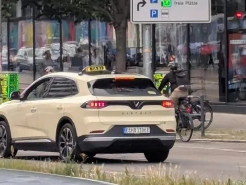 Lần đầu tiên: VF 8 sát cánh cùng Mercedes, BMW, Audi trong đội xe taxi ở 'cái nôi của ngành công nghiệp ô tô'