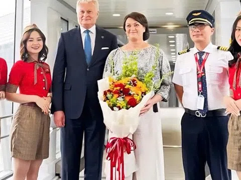 Tổng thống Litva đến Hà Nội trên chuyên cơ Vietjet