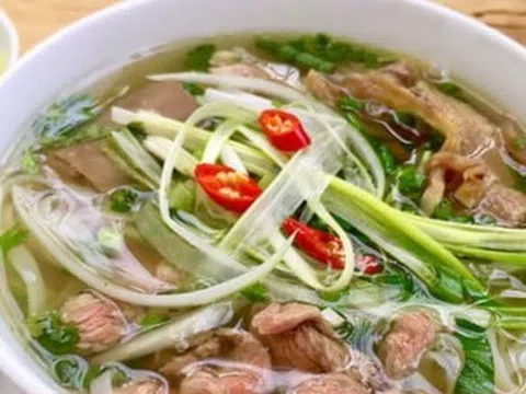Bún, phở, bánh mỳ đồng loạt tăng giá: Chủ quán 'đổ tội' do thuế