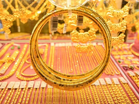 Giá vàng hôm nay 15/6/2025 tiến gần mức cao kỷ lục, vàng SJC tăng vọt