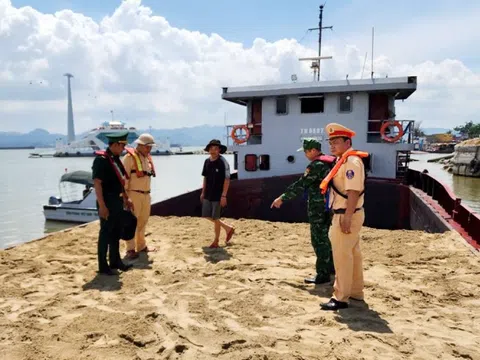 Tạm giữ tàu chở cát không có hóa đơn, chứng từ