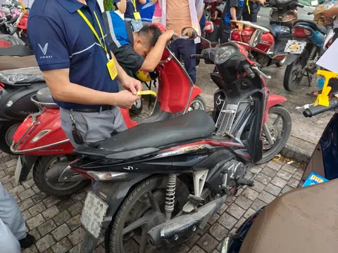Vừa tới sự kiện, nam thanh niên 'mất' luôn chiếc Wave gắn bó hơn chục năm 'vào tay VinFast'
