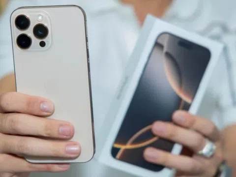 Nhiều mẫu iPhone đang giảm giá "sập sàn", có mẫu chỉ còn nửa giá