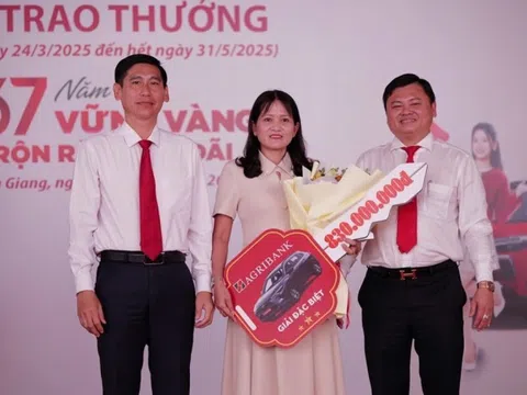 Gắn bó hơn 20 năm với Agribank, người phụ nữ được trao tặng xe ô tô Toyota trị giá 830 triệu đồng