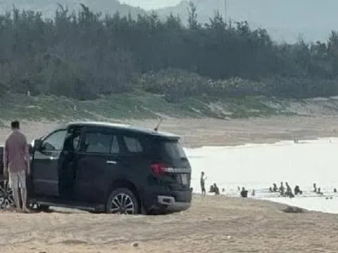 Lái ô tô xuống biển Đắk Lắk, tài xế bị phạt 5 triệu đồng và 2 điểm bằng lái