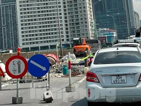 Hàng rào thi công chậm tiến độ gây ùn tắc kéo dài ở đường Vành đai 3