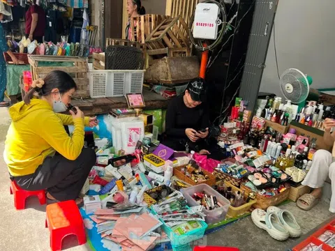 'Hàng hiệu' vài chục ngàn đồng ở chợ: Chị em hào hứng chọn, 'mua nhiều còn được giảm giá'