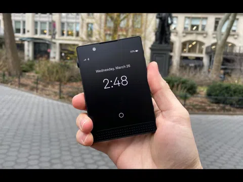 Tôi đã bỏ iPhone để dùng mẫu điện thoại "cục gạch" có giá tận 20 triệu này: Cảm giác thật khó tả