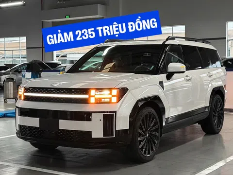 Hyundai Santa Fe tiếp tục 'dọn kho', giảm sốc 235 triệu đồng tại đại lý: Bản đắt nhất còn 1,13 tỷ, rẻ hơn CX-8