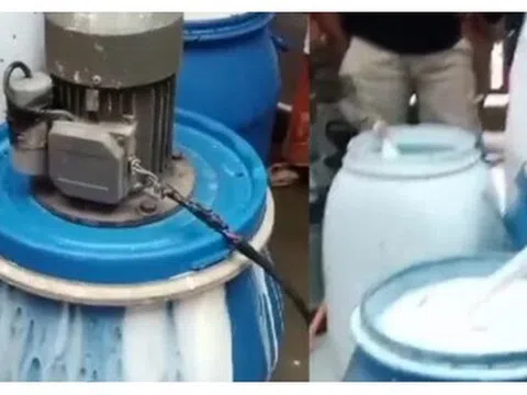 Nhận tin mật rồi đột kích xưởng sản xuất quy mô lớn: Cảnh sát triệt phá đường dây pha 9.000 lít sữa giả bằng 750kg hóa chất