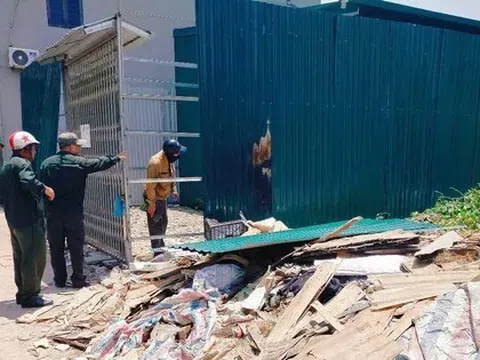 Cưỡng chế loạt công trình kiên cố 'núp bóng' nhà tôn
