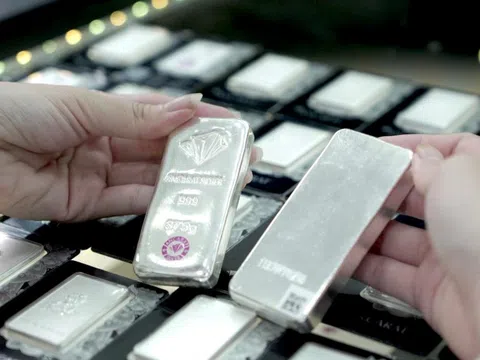 Bạc tăng giá phi mã: Gen Z từ bỏ thói quen mua hàng hiệu xa xỉ, xếp hàng gom bạc hơn 20 ngày mới có