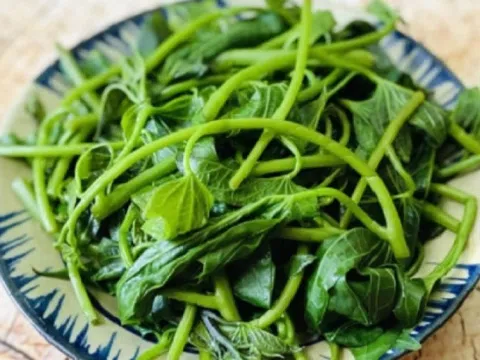 Loại rau mọc lan đầy ở quê, xưa không ai ngó nay được ví như 'nhân sâm xanh', lên cả bàn ăn hiện đại: Quý mà rẻ, chỉ vài nghìn đồng/mớ