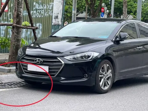 Tranh cãi việc đỗ xe chưa đè lên miệng cống thoát nước vẫn bị CSGT xử phạt