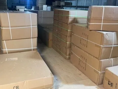 Cảnh sát theo dõi căn hộ cao cấp suốt 7 ngày, bắt giữ cặp vợ chồng ‘trùm livestream’: Giá trị lên tới hàng trăm triệu đồng, với 1.400 món hàng nhái