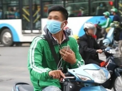 Đeo tai nghe khi lái xe: Người mất bạc triệu, kẻ lại... được phép, CSGT lý giải quy định