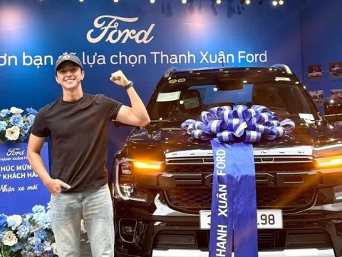 Đã có Mercedes-Benz C 250 và BMW X5, diễn viên Bình An vẫn ‘chốt đơn’ Ford Everest và lập tức làm điều đặc biệt sau khi nhận xe