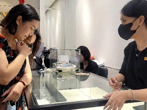 Đổ xô mua bạc để dành