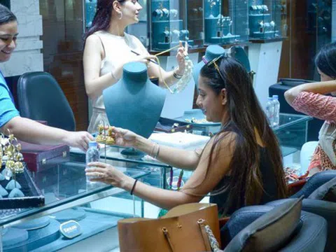 Giá liên tục lập đỉnh, người dân ở nền kinh tế lớn thứ 5 thế giới bất ngờ đổi gu đầu tư vào một thứ - lợi nhuận tăng khủng hơn cả vàng