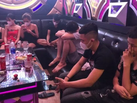 Từ 2026, uống rượu, đi hát karaoke cũng phải ‘thắt lưng buộc bụng’ vì chính sách mới