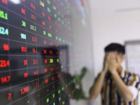 Nhà đầu tư ồ ạt “chốt lời”, VN-Index “bốc hơi” hơn 12 điểm