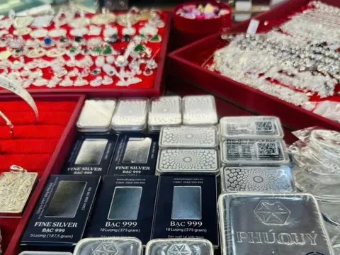 Giá bạc, vàng đều tăng kỷ lục, thúc đẩy sự quan tâm chưa từng có