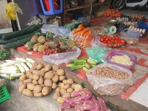 Hà Nội trước giờ bão Wipha đổ bộ: Giá rau bật tăng, tâm lý người dân ra sao?