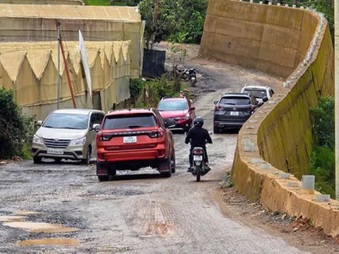 Khổ sở với con đường gần 9 km làm 2 năm chưa xong