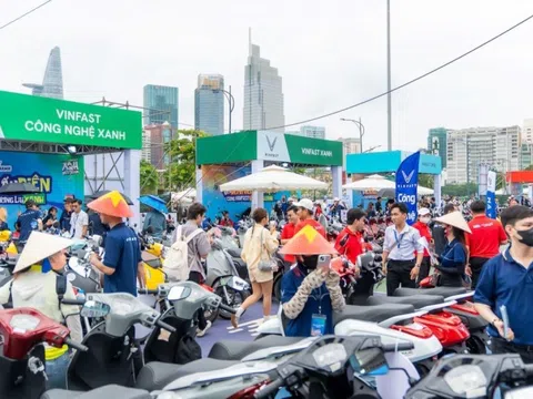 Người dân TP. HCM chen chân nhau xếp hàng 'đổi xe xăng lấy xe điện' tại VinFast Xanh Fest Icon
