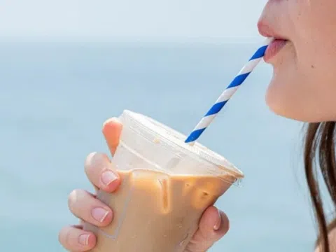 Được kỳ vọng là giải pháp xanh cho ngành F&B nhưng ống hút giấy lại chứa hóa chất độc hại không thể phân hủy?