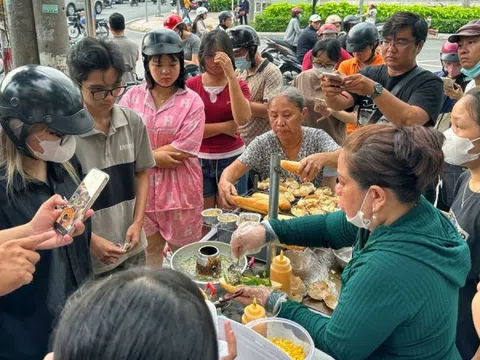 Bánh mì xốt gạch cua 'gây sốt' ở TP.HCM: Món lạ khiến khách chen chân nhau xếp hàng cả tiếng để mua