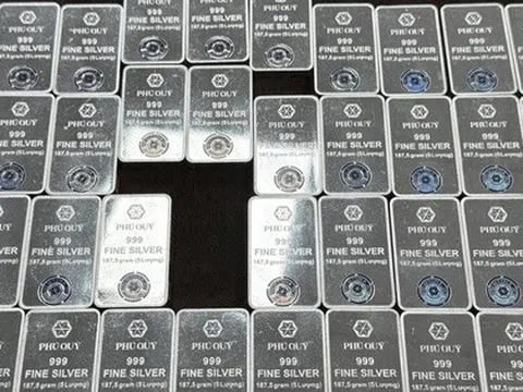 Giá bạc giảm nhẹ phiên đầu tuần, nhà đầu tư chờ thêm dữ liệu kinh tế từ Mỹ và phản ứng của đồng USD