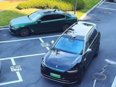 Tận mắt xem nữ tài xế phẩy tay, SUV triệu đô tự 'vào chuồng' như phim viễn tưởng