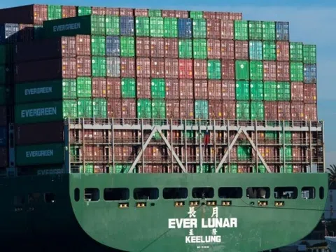 Biển động dữ dội khiến con tàu khổng lồ chao nghiêng, 50 container hàng hóa đổ sập, một cảng biển tê liệt phải đóng cửa khẩn cấp